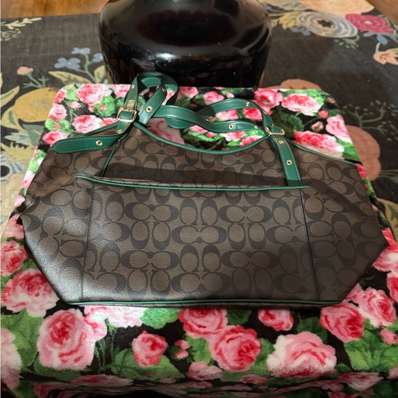Coach Signature Brown and Green Shoulder Bag - Picture 6 of 7